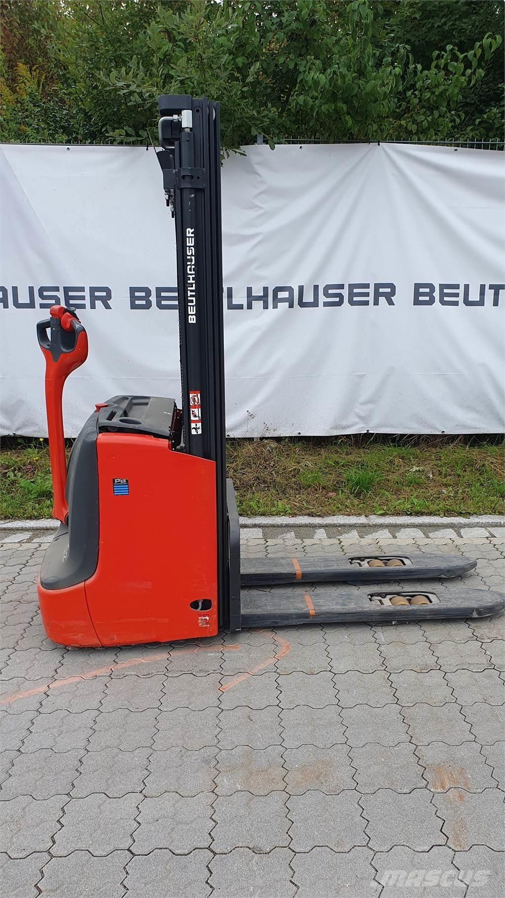 Linde L12i Gerbeur accompagnant