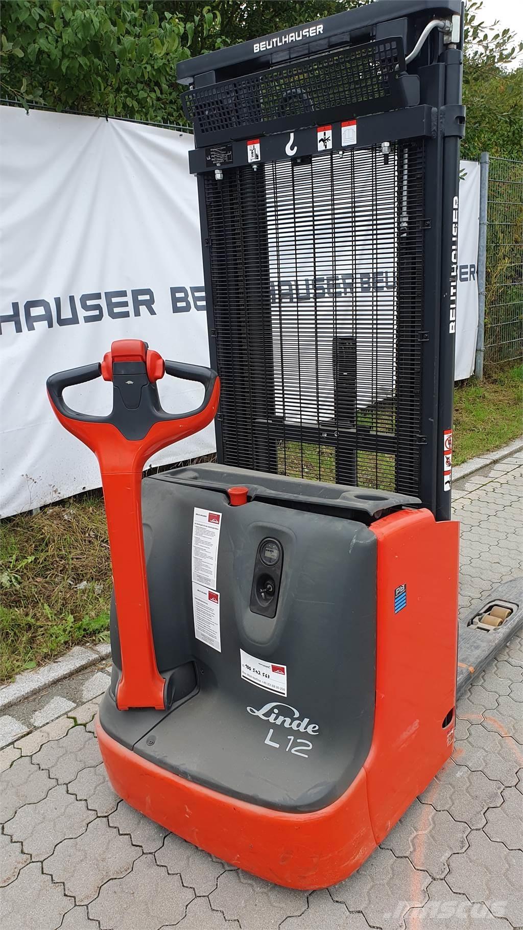 Linde L12i Gerbeur accompagnant