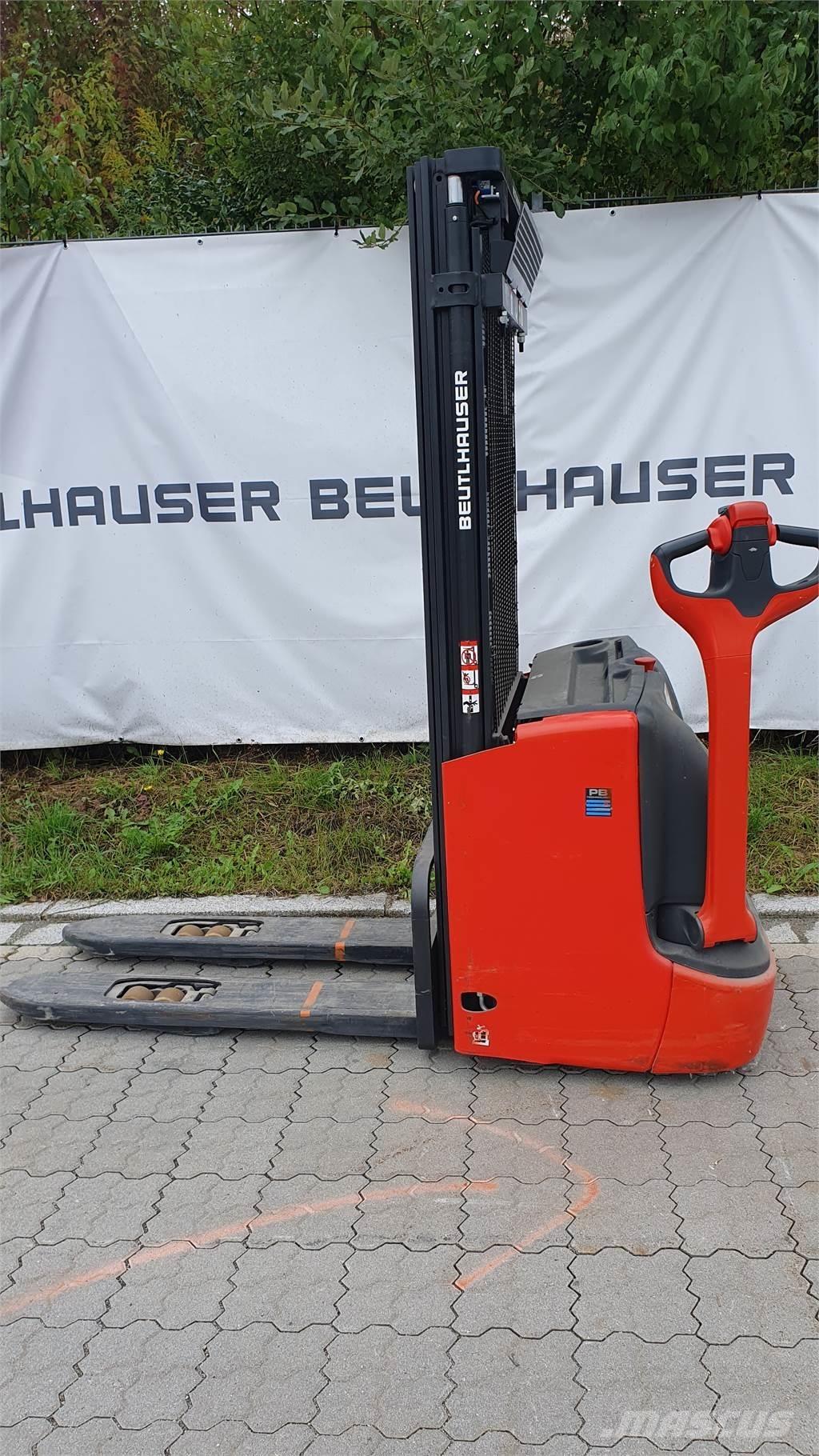 Linde L12i Gerbeur accompagnant