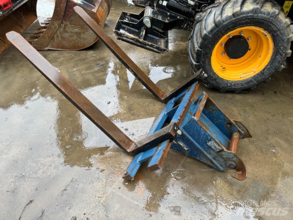 Yanmar B95W (40496) Pelle sur pneus