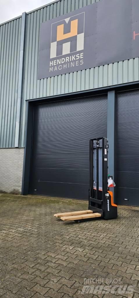 Doosan LSM 12 N Gerbeur accompagnant
