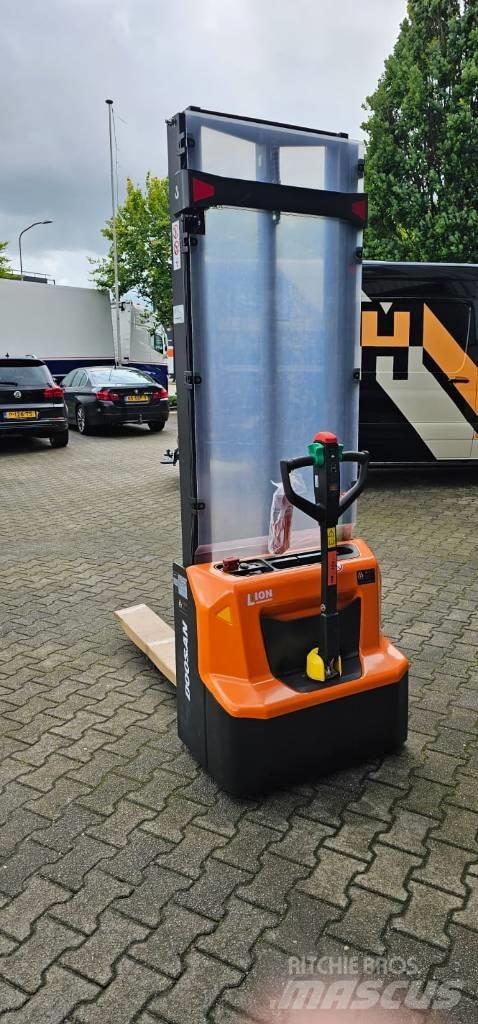 Doosan LSM 12 N Gerbeur accompagnant