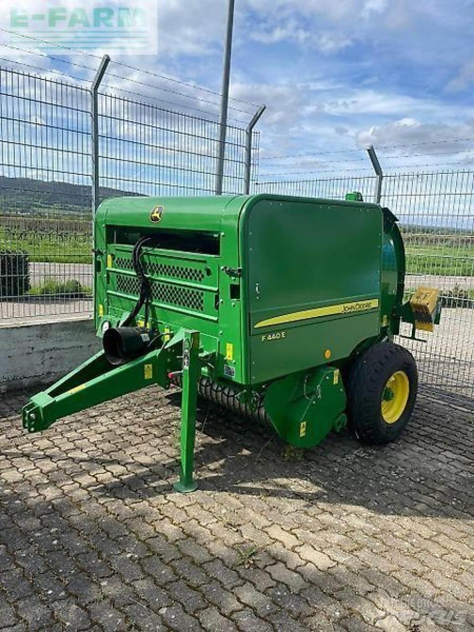 John Deere f440e Presse cubique