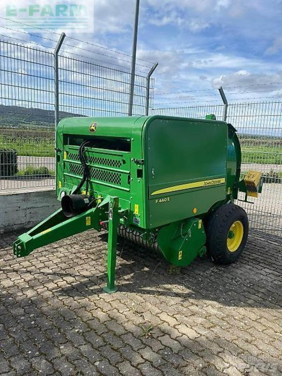 John Deere f440e Presse cubique