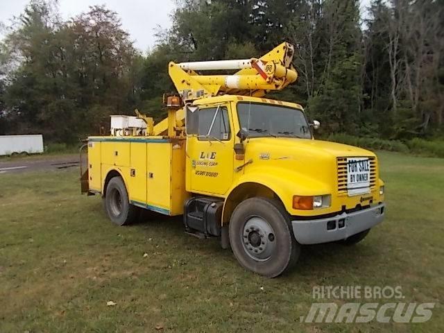 International 4900 Camion plateau ridelle avec grue