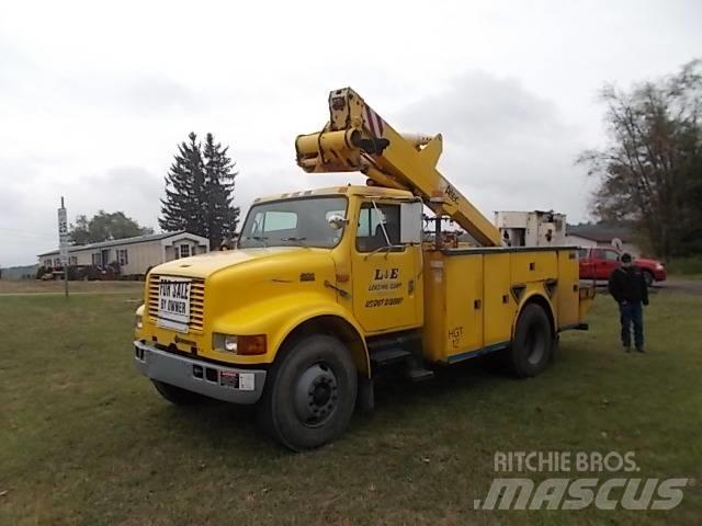 International 4900 Camion plateau ridelle avec grue