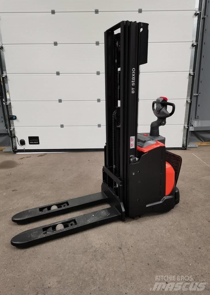 Toyota SWE 120 L Gerbeur accompagnant