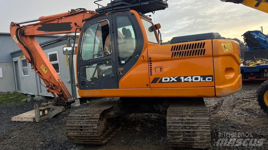 Doosan Dx140 Pelle sur pneus