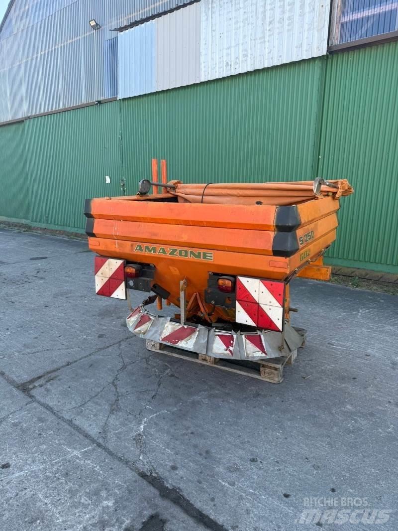 Amazone ZA XS Sableuse et saleuse