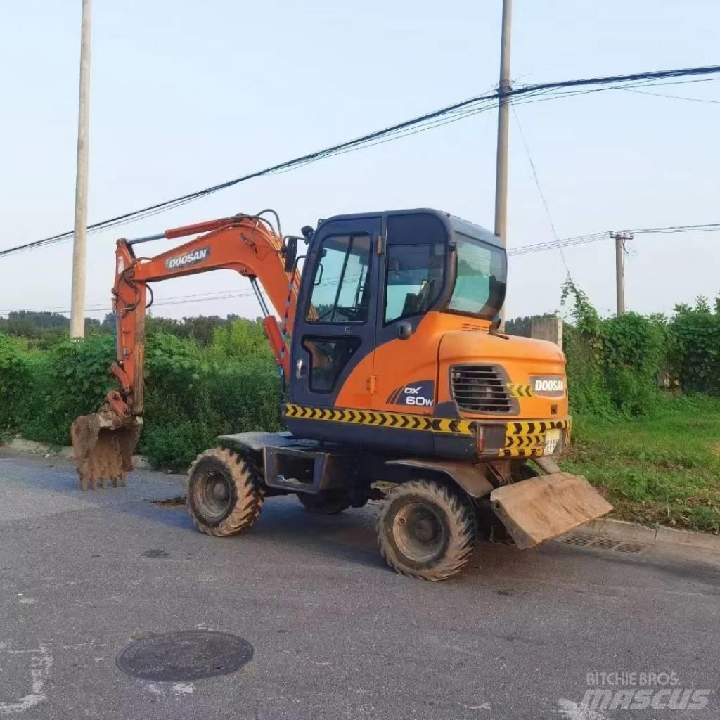 Doosan DX60W Pelle sur pneus
