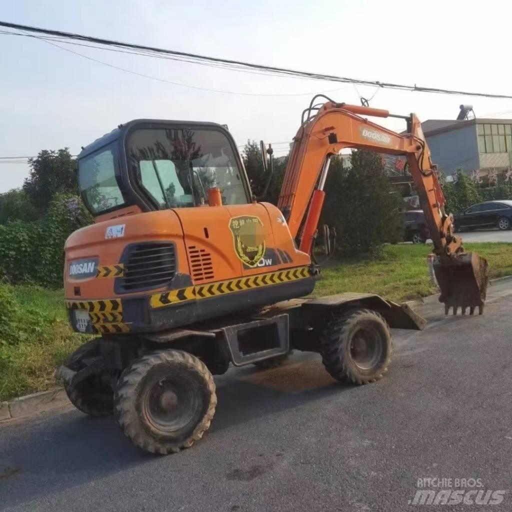 Doosan DX60W Pelle sur pneus