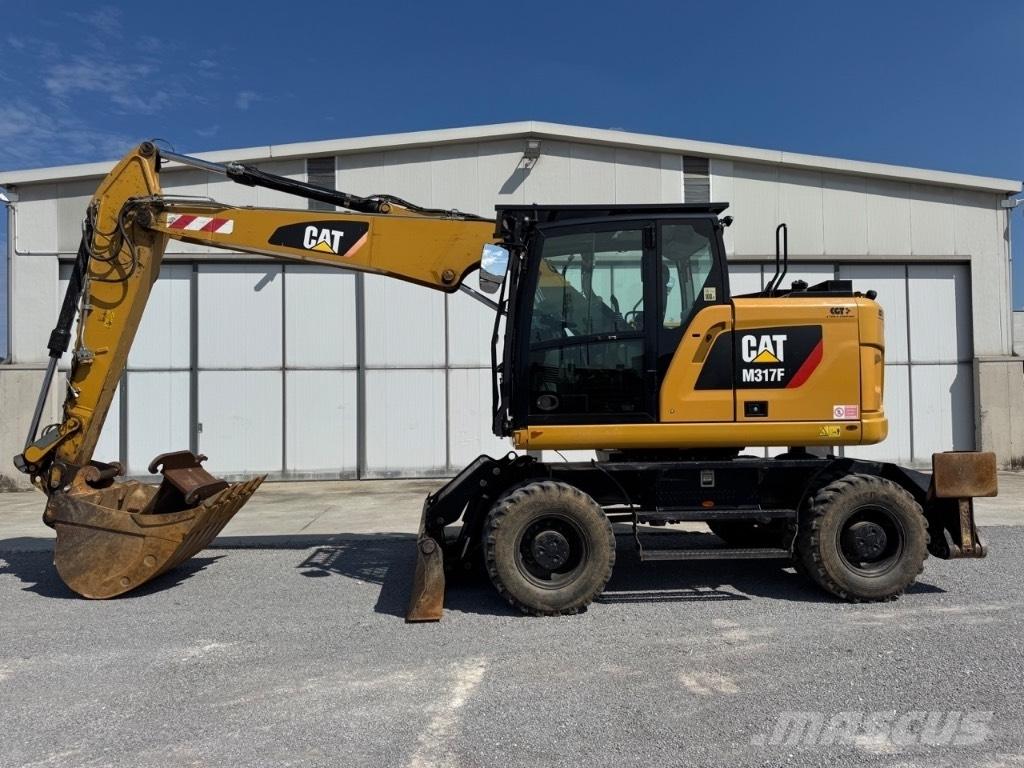 CAT M317F Pelle sur pneus