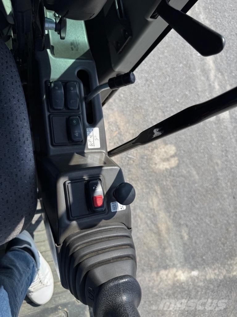 CAT M317F Pelle sur pneus
