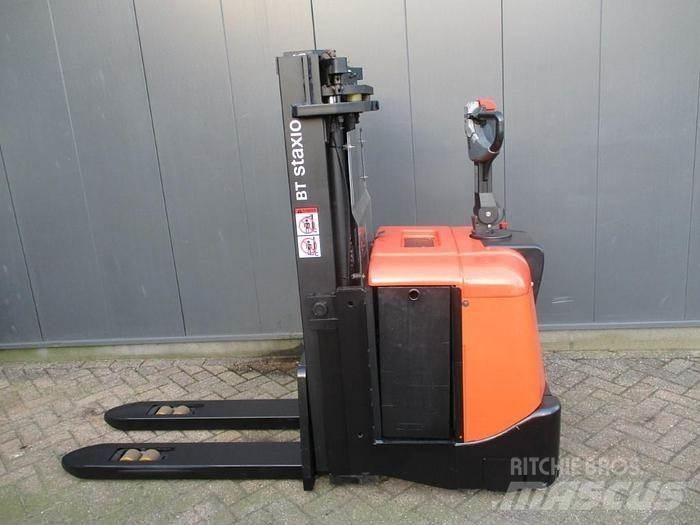 Toyota SPE 160L Gerbeur accompagnant