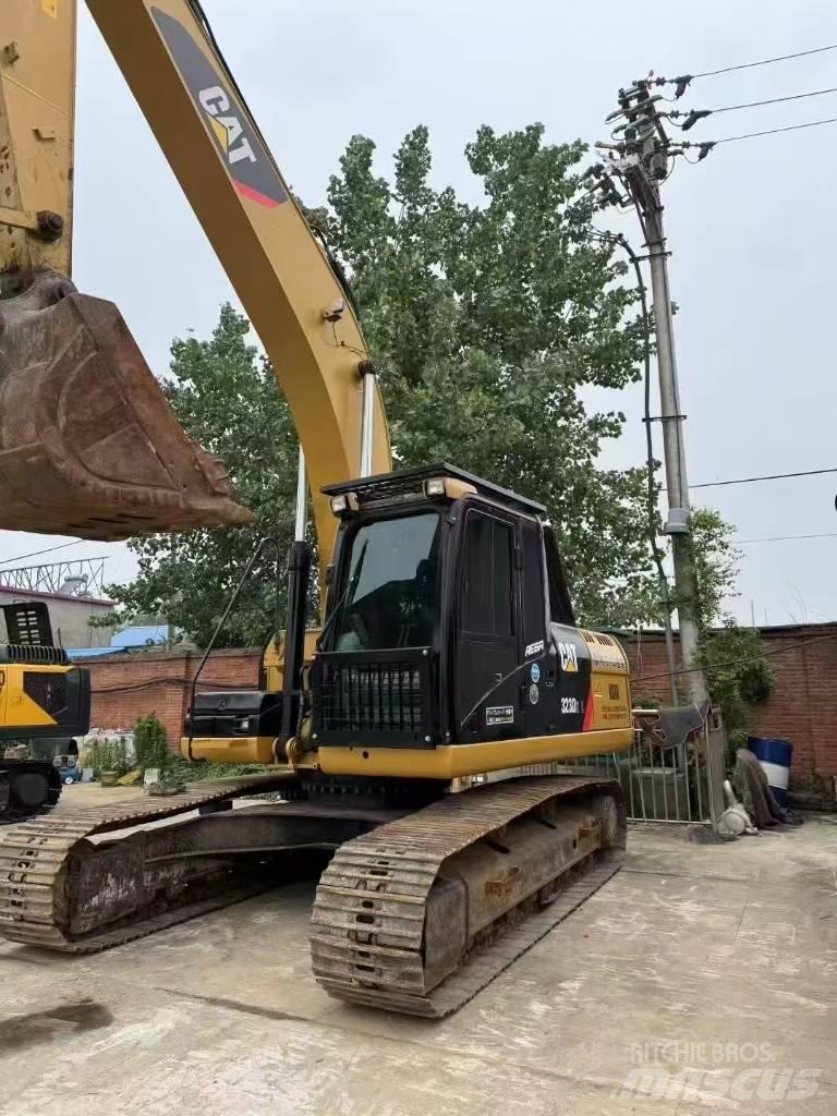 CAT 323D Pelle sur chenilles