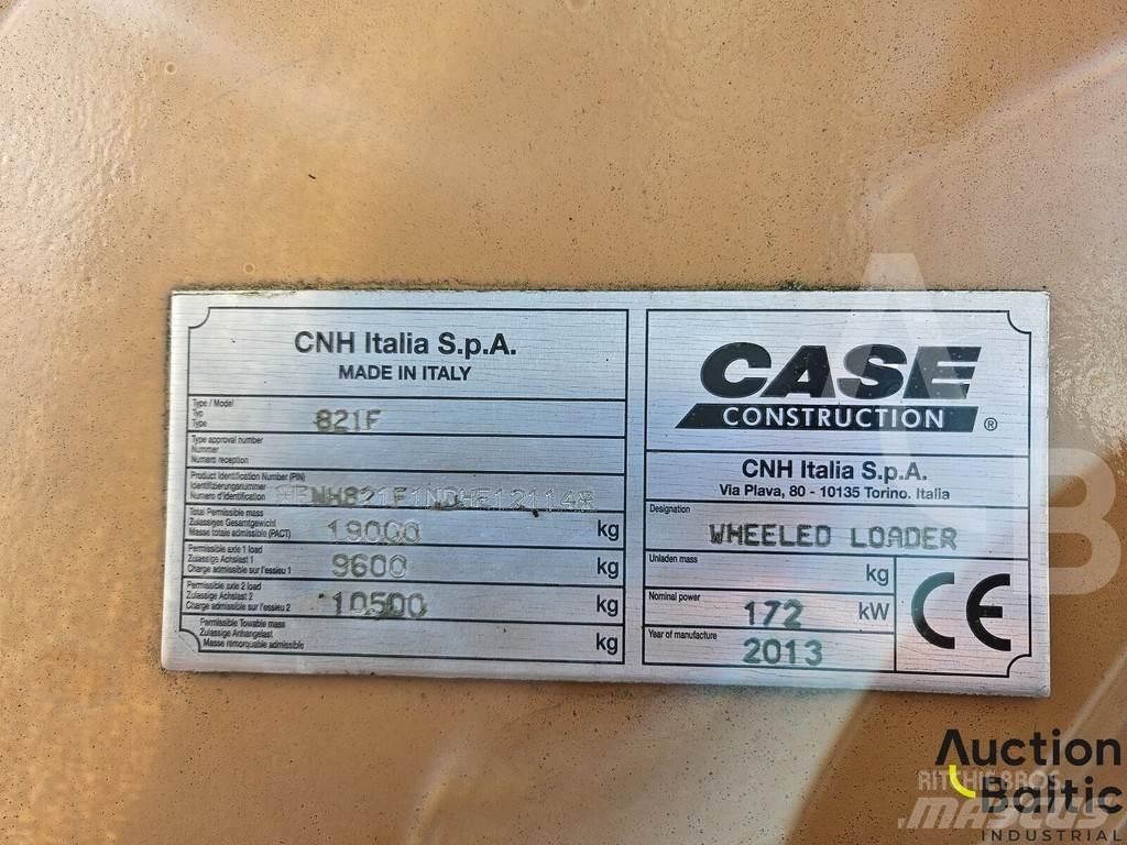 CASE 821 F Chargeuse sur pneus
