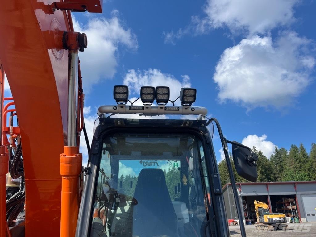 Hitachi ZX 135 US-6 Pelle sur chenilles