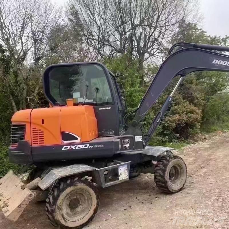 Doosan dx60w Pelle sur pneus