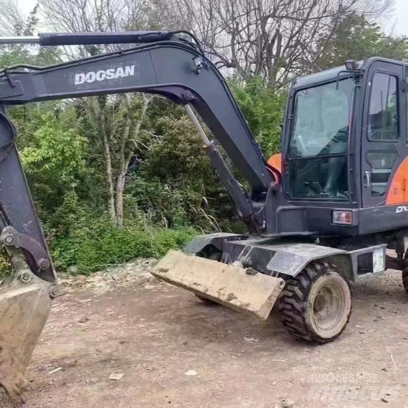 Doosan dx60w Pelle sur pneus