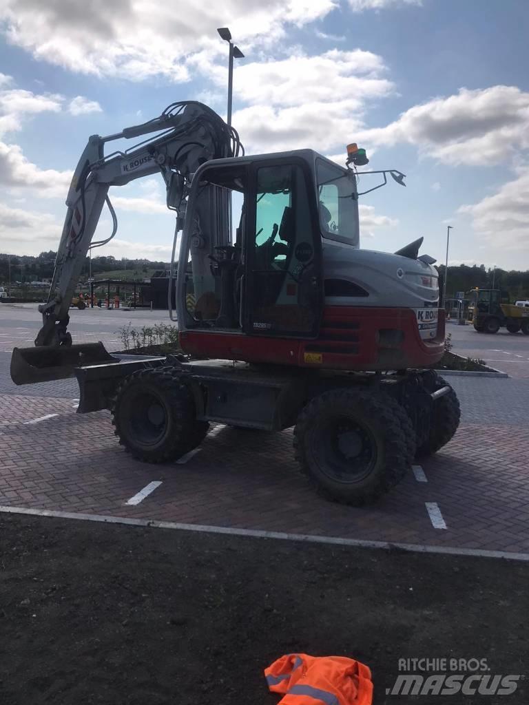 Takeuchi TB295W Pelle sur pneus
