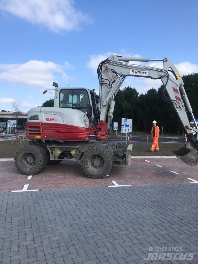 Takeuchi TB295W Pelle sur pneus