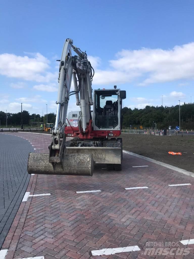 Takeuchi TB295W Pelle sur pneus