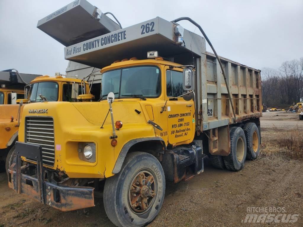 Mack DM690SX Camion benne
