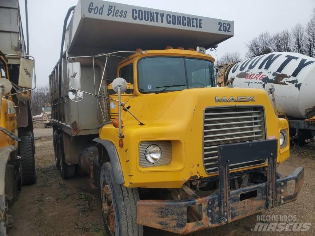 Mack DM690SX Camion benne
