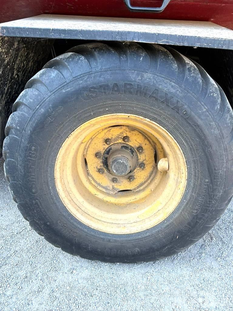 New Holland D 1210 Presse cubique