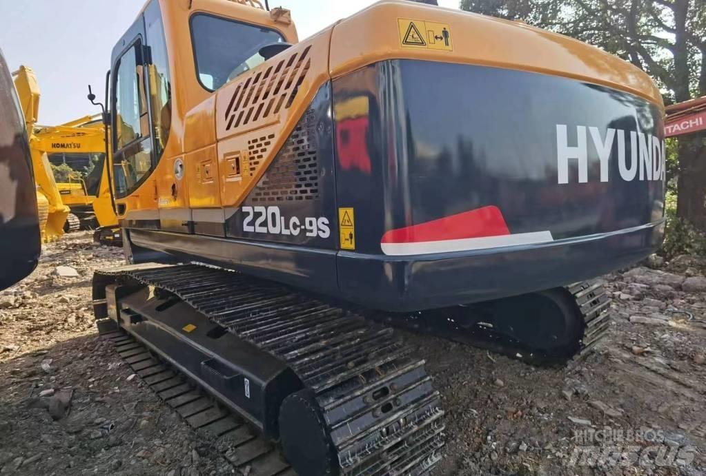 Hyundai R220LC-9S Pelle sur pneus