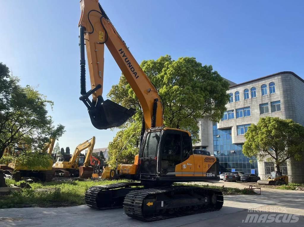 Hyundai R220-9S Pelle sur pneus