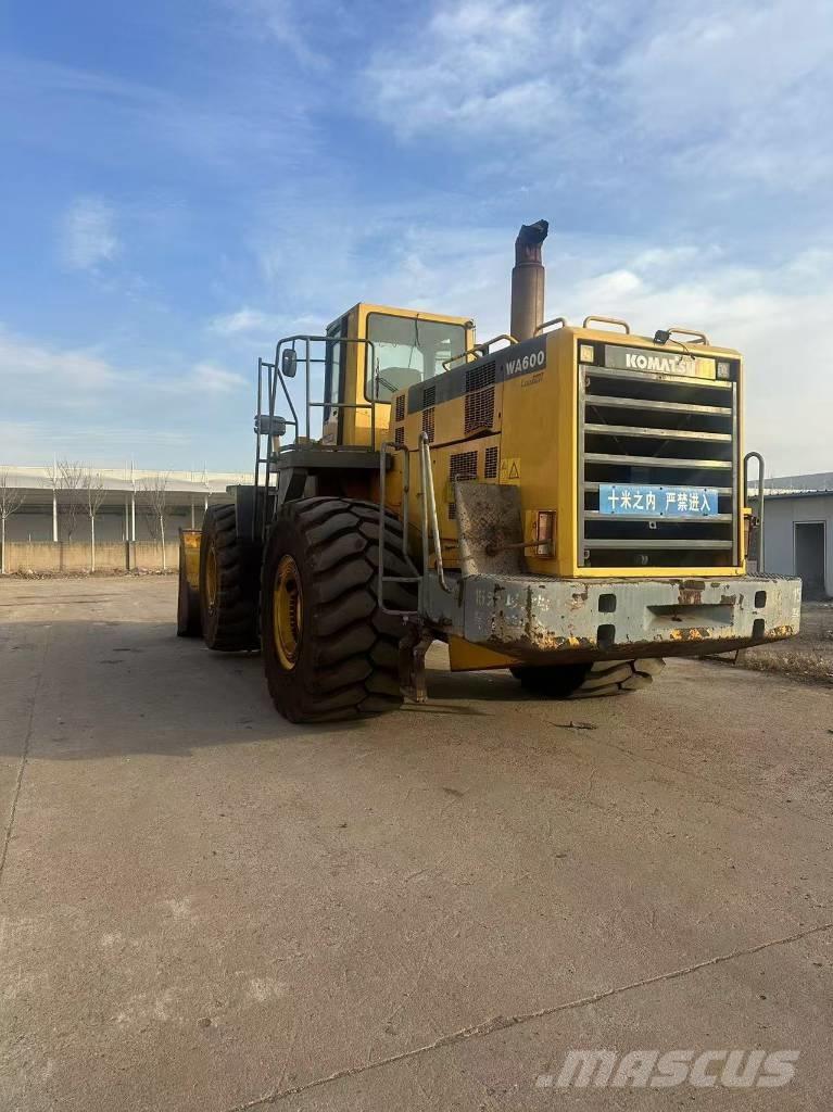 Komatsu WA 600-6 Chargeuse sur pneus