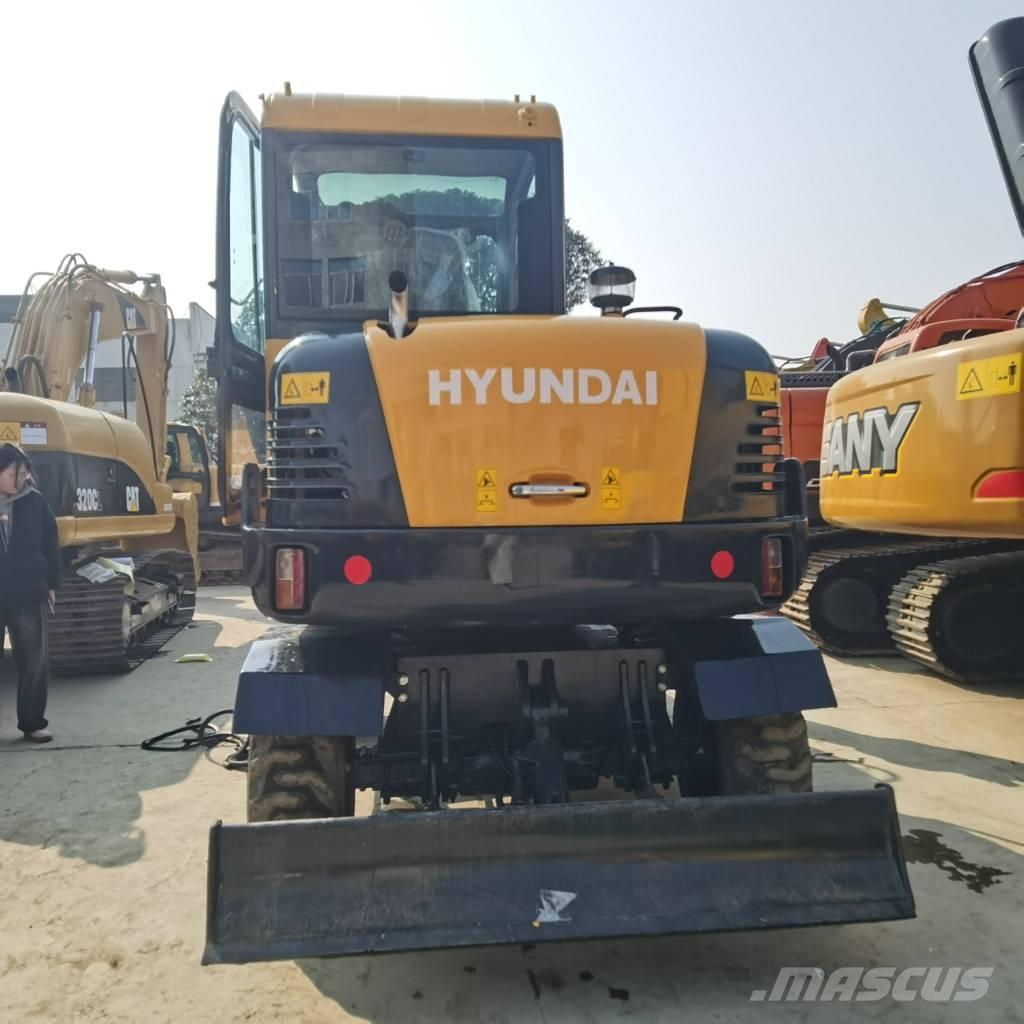 Hyundai R60W-9 Pelle sur pneus