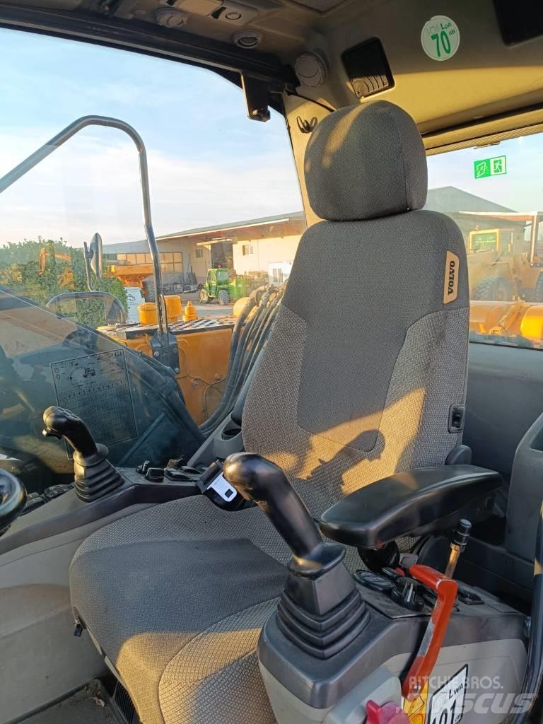 Volvo EW 140 C Pelle sur pneus