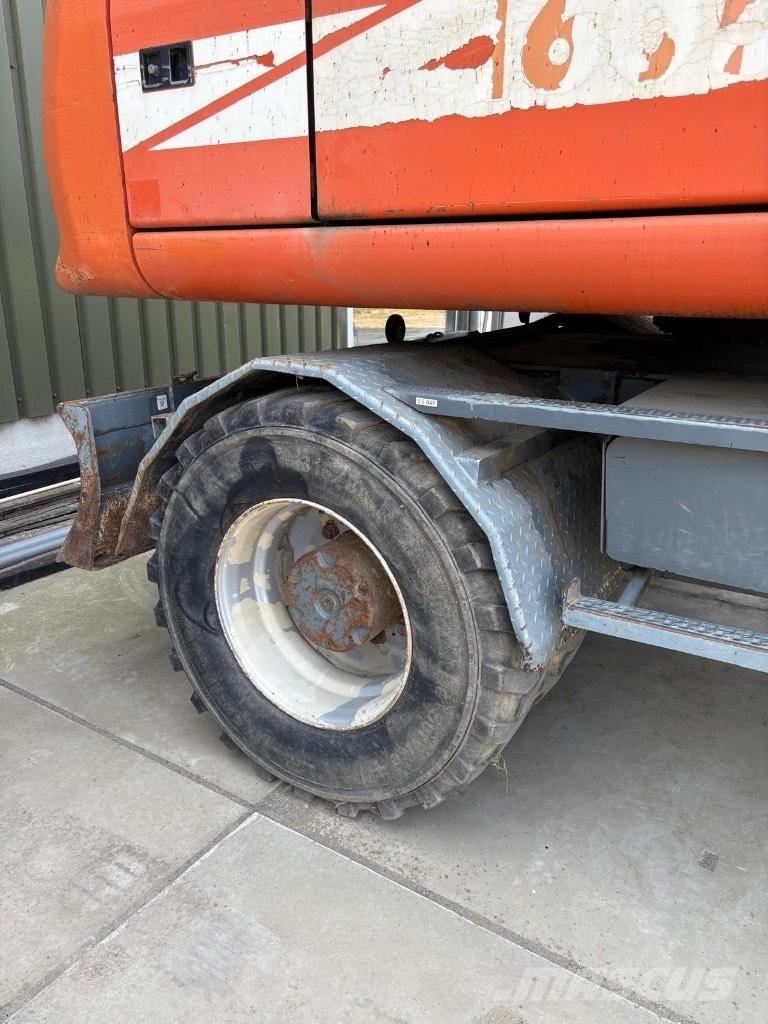 Atlas 1605 M Pelle sur pneus