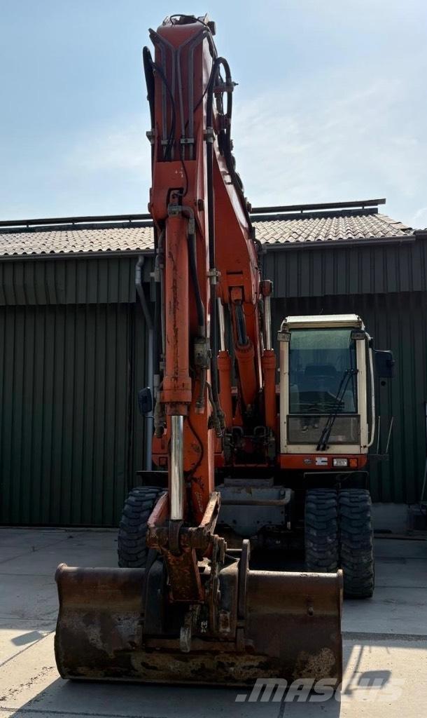 Atlas 1605 M Pelle sur pneus