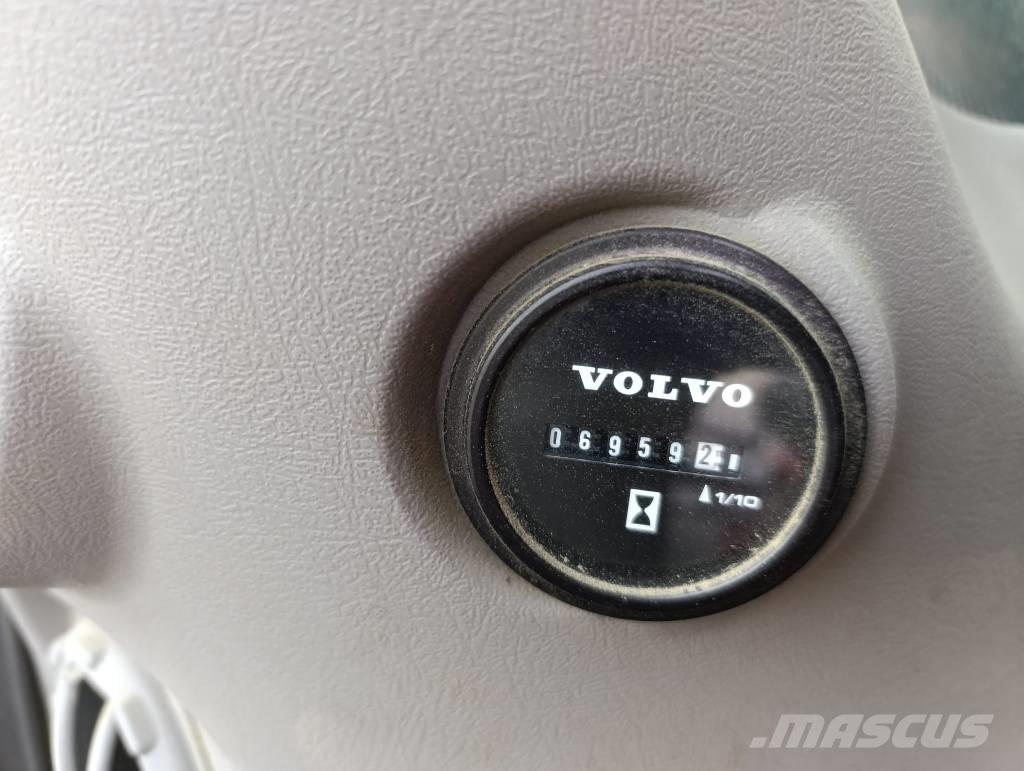 Volvo EW 210 D Pelle sur pneus