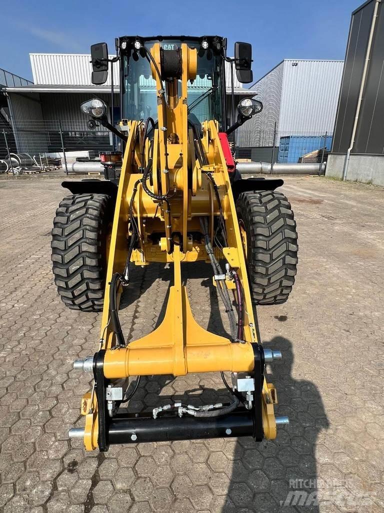 CAT 908 Chargeuse sur pneus