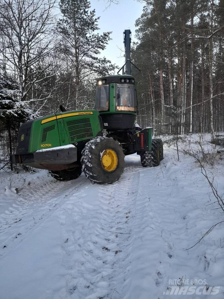John Deere 1070 E Abatteuse