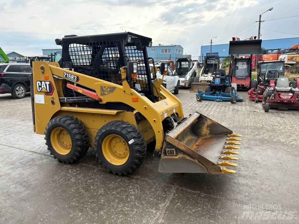 CAT 216 B 3 Chargeuse compacte