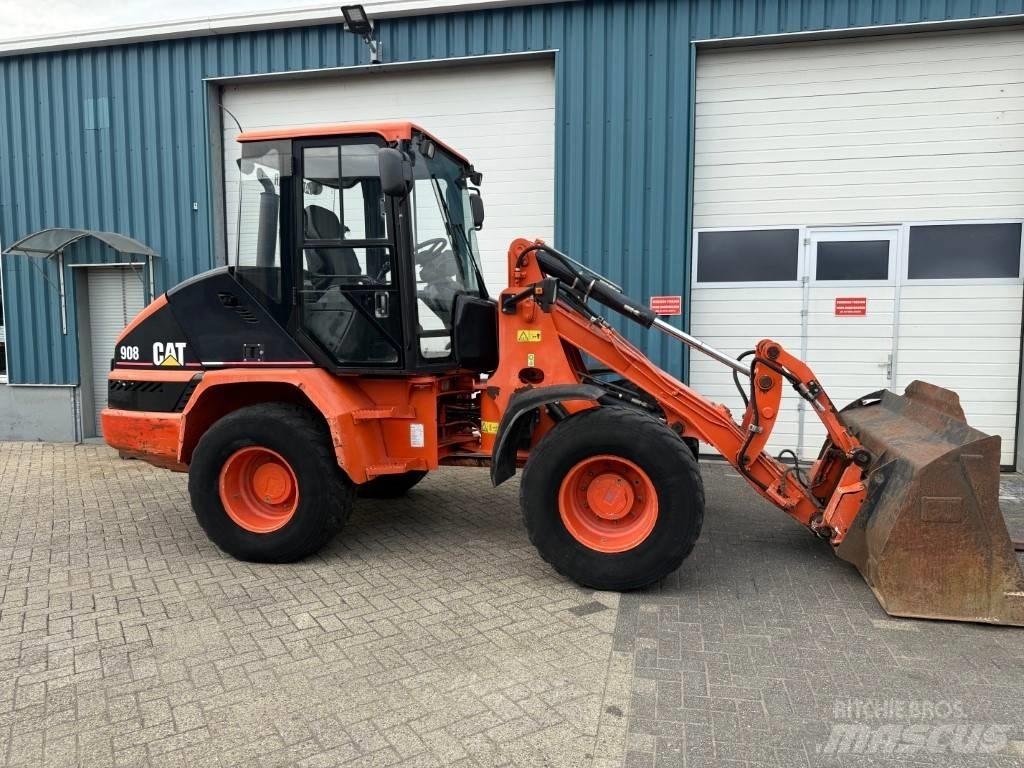 CAT 908 Chargeuse sur pneus