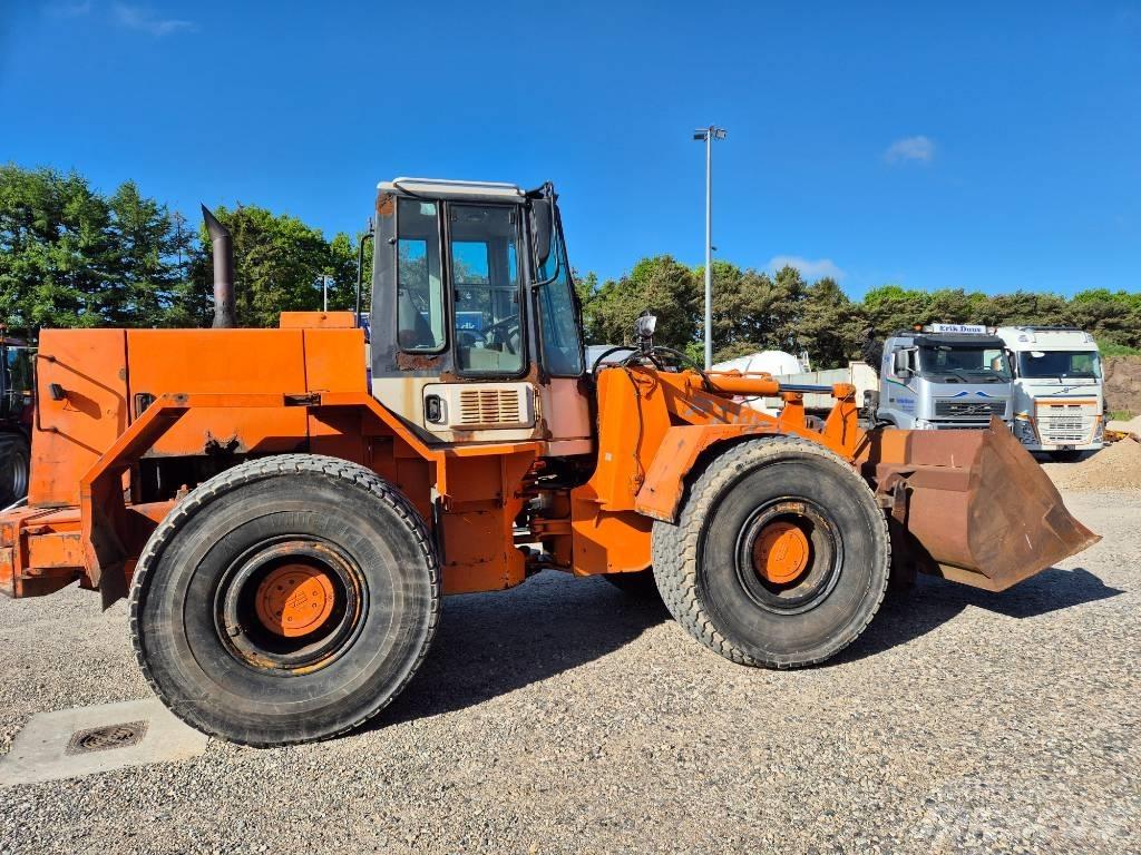 Hitachi FR 130 Chargeuse sur pneus