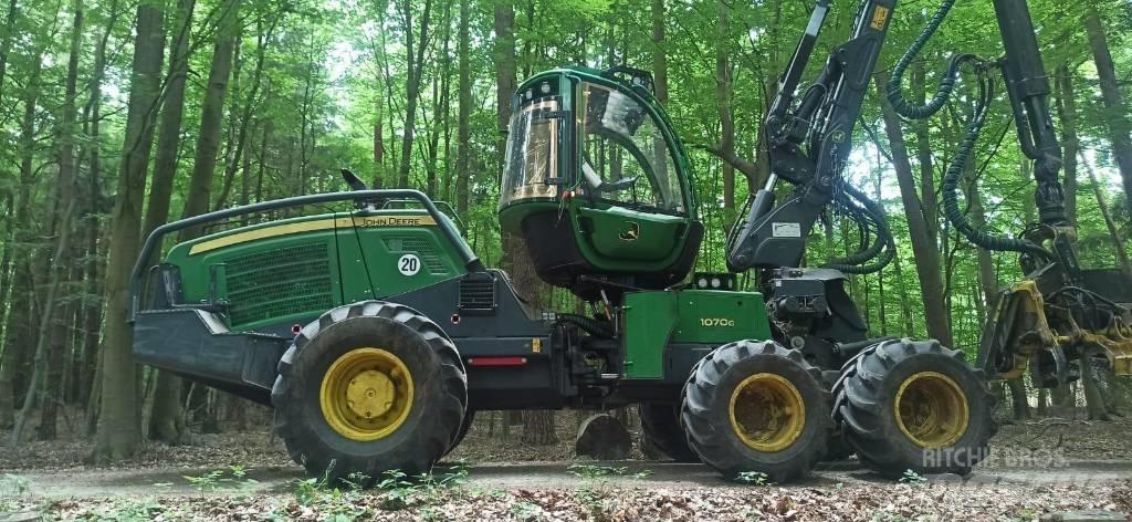 John Deere 1070G Abatteuse