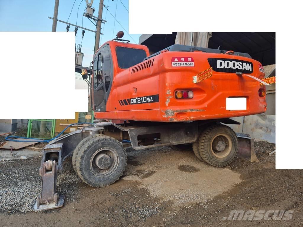 Doosan DX210W Pelle sur pneus