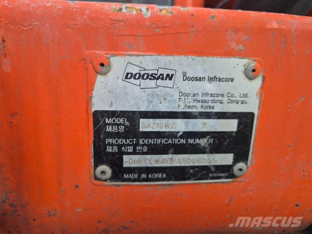 Doosan DX210W Pelle sur pneus
