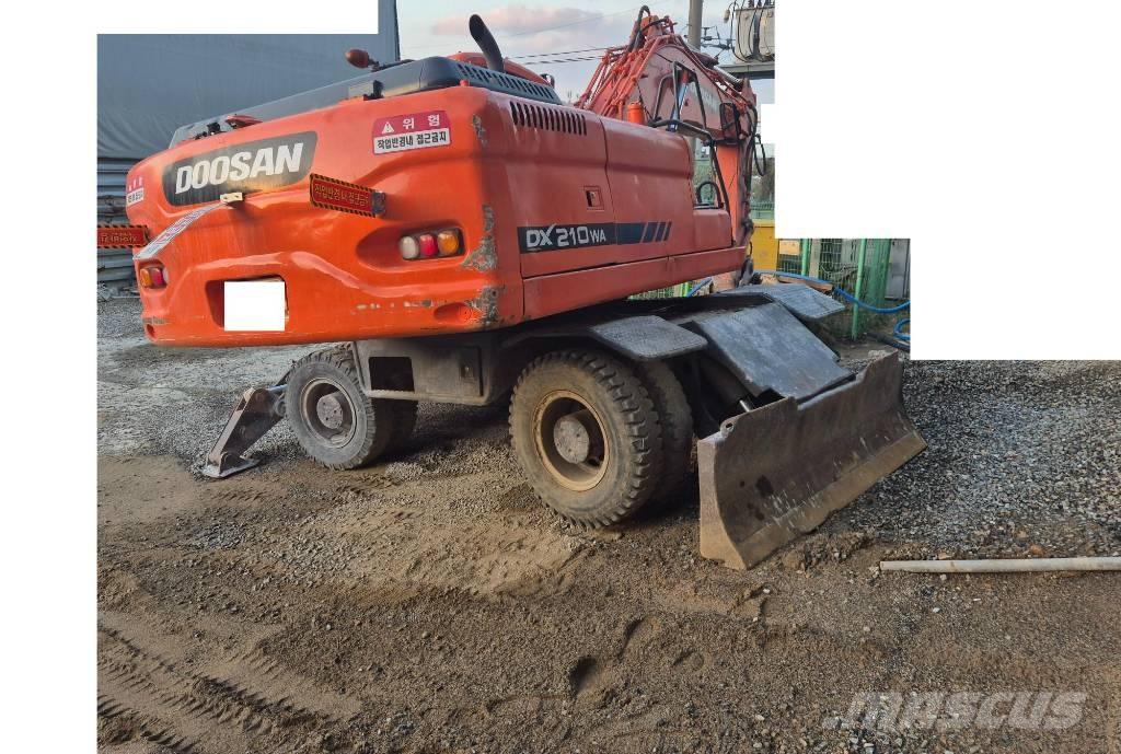 Doosan DX210W Pelle sur pneus