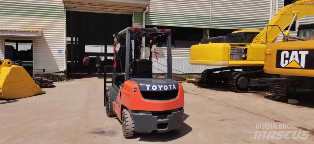 Toyota 8 FDN 30 Chariots diesel