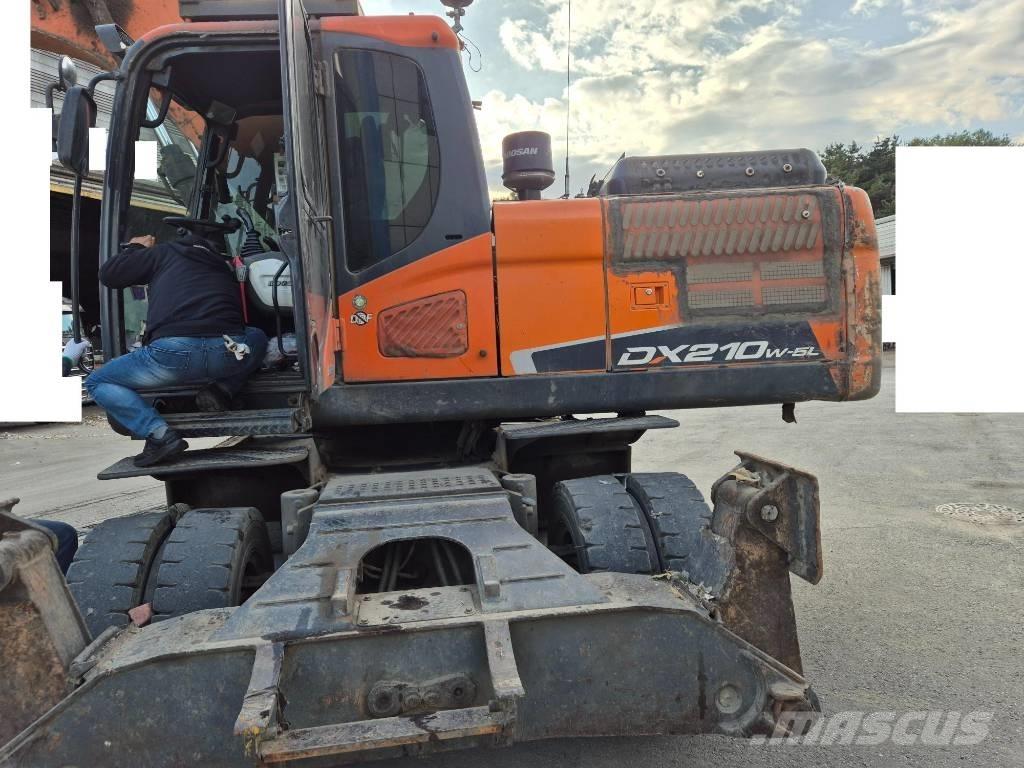 Doosan DX 210 W Pelle sur pneus
