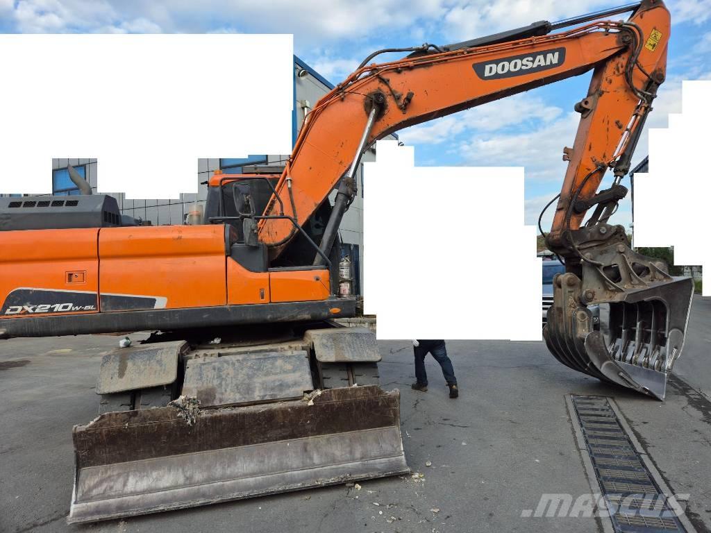 Doosan DX 210 W Pelle sur pneus