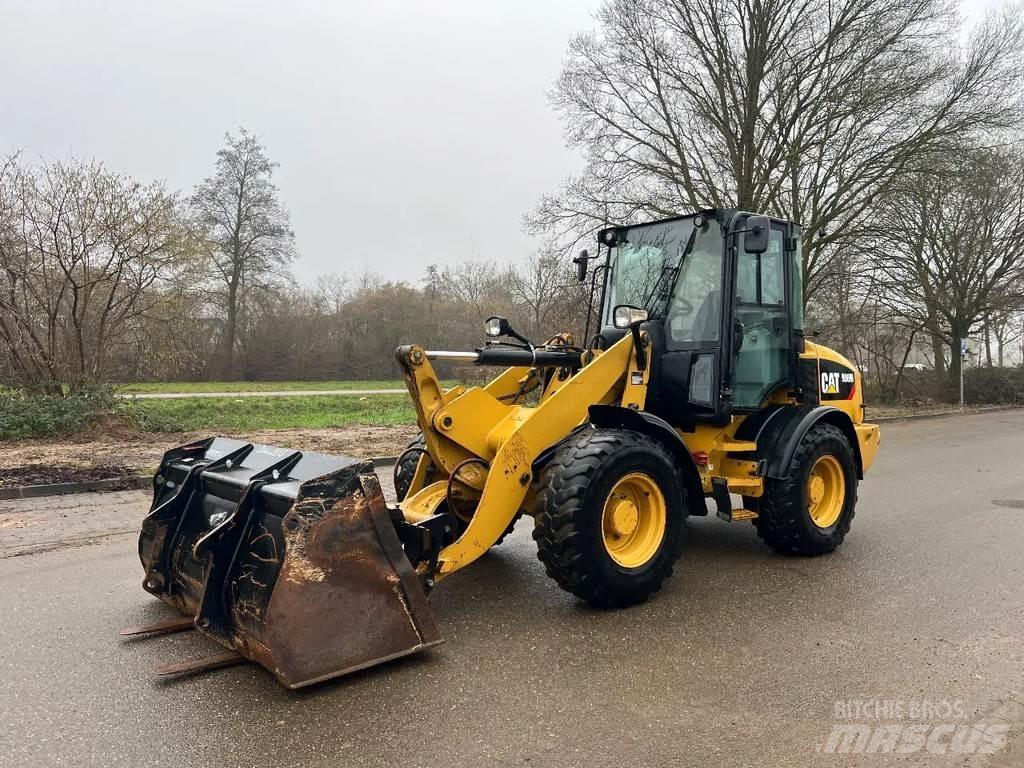 CAT 908M Chargeuse sur pneus